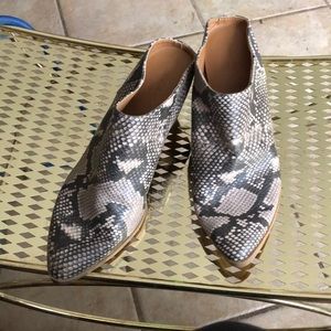 Snake pattern slip on boots